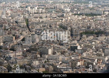 Vue panoramique de Paris, France, probablement depuis la Tour Eiffel. Dense étalement urbain des immeubles d'habitation. Banque D'Images