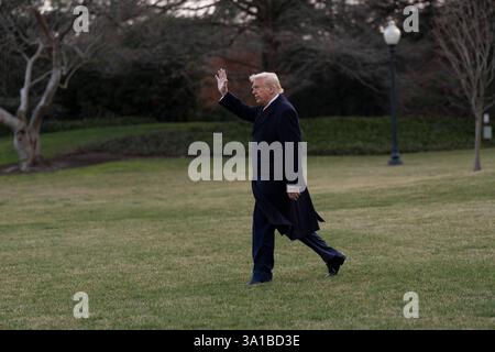 Washington, États-Unis. 07 mars 2025. Le président des États-Unis Donald J Trump quitte la Maison Blanche à Washington, DC, pour un week-end en Floride, le 7 mars 2025. Crédit : Chris Kleponis/CNP crédit : Abaca Press/Alamy Live News Banque D'Images