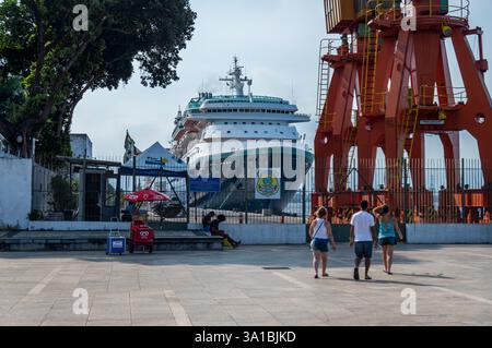 Le navire de croisière MS Sovereign a accosté à l'embarcadère de Mauá, dans le quartier Centro, avec des touristes et des structures industrielles à proximité sous un ciel bleu lumineux d'été après-midi. Banque D'Images