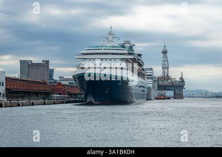 Vue de face du navire de croisière MS Sovereign amarré à l'embarcadère de Mauá dans le quartier Centro de Rio le long du front de mer de la baie de Guanabara sous un ciel ensoleillé et nuageux d'été Banque D'Images