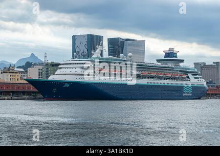 Le navire de croisière MS Sovereign a accosté à l’embarcadère de Mauá dans le quartier Centro de Rio sous un ciel bleu ensoleillé et nuageux après-midi d’été dans la baie de Guanabara. Banque D'Images