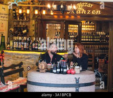 Turquie, Turkiye. Village de Sirince. Couple appréciant le vin dans un bar à vin. Banque D'Images
