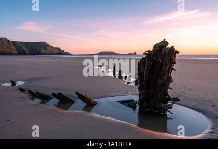 une photo d'un naufrage sur une vaste plage ouverte à la baie de rhossili Banque D'Images