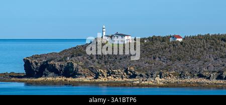Vue panoramique sur le phare de Lobster Cove Head et les rochers jaunes de Woody Cove, vue depuis le belvédère Rocky Harbour de l'autre côté de Rocky Harbour Cove Banque D'Images