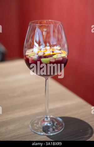 Un verre de Sangria, une boisson espagnole rafraîchissante faite avec du vin rouge ou blanc, des fruits frais Banque D'Images