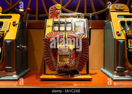 Las Vegas, Nevada - États-Unis - 2 mars 2025 : machines à sous vintage au Golden Gate Hotel and Casino dans le centre-ville de Las Vegas, Nevada, États-Unis. Banque D'Images