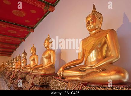 Vue de la rangée de statues dorées de Bouddha dans le temple de Bouddha couché à Wat Pho , Bangkok, Thaïlande Banque D'Images