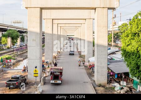 Bangkok, Thaïlande - 17 septembre 2016 : le chantier de construction de la ligne rouge du train aérien de Bangsue à Rangsit est une grande infrastructure pour le transport Banque D'Images