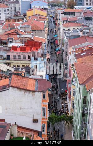 Istanbul, Turquie, Turkiye. Vue sur les toits de Karakoy et la scène Strteet depuis la Tour Galata. Banque D'Images