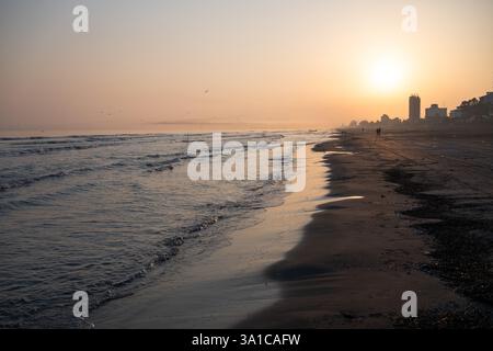 Namak Abrud, Iran. 08 mars 2025. Lever de soleil sur la mer Caspienne. La côte nord, à seulement quelques heures de route de la capitale Téhéran, est une destination d'excursion populaire. La nouvelle année persane sera célébrée dans un peu plus de deux semaines. Crédit : Arne Bänsch/dpa/Alamy Live News Banque D'Images