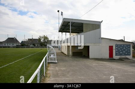 Une vue du stand de spectateurs principal au Maen Roch Football Club, à St-Brice-en-Cogles, Nord-Ouest de la France, Europe au printemps 2025. Banque D'Images