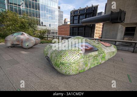 Le biomorphe forme 'car-GRASS-Screen-2 et car-Body-Screen-2' (par Tishan Hsu) le long du High Line Park, West Side, Manhattan, New York City, USA Banque D'Images