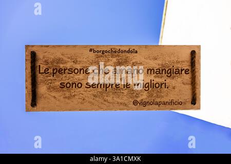 un message sur une planche de bois célèbre les gens qui aiment manger Banque D'Images