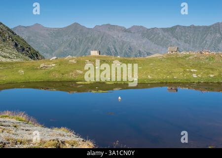 Un magnifique lac alpin reflétant les montagnes environnantes, capturant la beauté de la nature intacte. Une destination paisible et éloignée parfaite. Banque D'Images