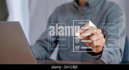 Liste de contrôle remplissez la liste de contrôle du formulaire numérique de l'évaluation des performances.les gens d'affaires utilisent l'évaluation du questionnaire d'évaluation Banque D'Images