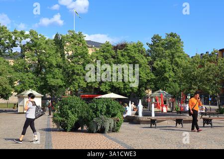 Les gens ou les piétons parlent au téléphone. Partie de la grande place publique de Karlstad. Une journée ensoleillée d'été. Beau temps et belle vue. Banque D'Images