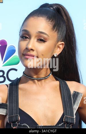 (FILE) Ariana Grande Butera n'a pas remporté l'Oscar pour sa nomination au rôle secondaire dans 'Wicked' lors de la 97e cérémonie annuelle des Academy Awards le dimanche 2 mars 2025. UNIVERSAL CITY, LOS ANGELES, CALIFORNIE, États-Unis - 16 NOVEMBRE : la chanteuse, compositrice et actrice américaine Ariana Grande Butera portant une salopette Hannah Jinkins, un choker Vanessa Mooney, des boucles d'oreilles Irit Design et des chaussures Richard Braqo arrive au Press Junket pour 'Hairspray Live!' de NBC Tenue au NBC Universal Studios Lot le 16 novembre 2016 à Universal City, Los Angeles, Californie, États-Unis. (Photo de Xavier Collin/image Press Agency) Banque D'Images