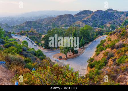 Los Angeles, Californie - 14 décembre 2024 : vue sur les routes sinueuses et un parking pratique dans Griffith Park, entouré d'une végétation luxuriante et vallonnée Banque D'Images