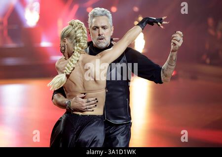 Roland Trettl mit Kathrin Menzinger in der zweiten Live-Show der 18. Staffel der RTL-Tanzshow Let s Dance im MMC Coloneum. Köln, 07.03.2025 *** Roland Trettl avec Kathrin Menzinger dans le deuxième spectacle live de la 18e saison du spectacle RTL Let s Dance au MMC Coloneum Cologne, 07 03 2025 Foto:XR.xSchmiegeltx/xFuturexImagex dance0703 5409 Banque D'Images