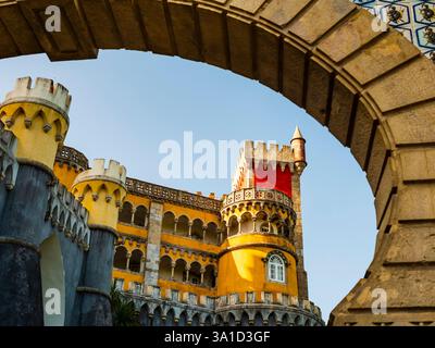 Vue imprenable sur le célèbre Palais de Pena avec la cour des arches jaunes et la chapelle rouge avec sa tour de l'horloge, Sintra, Portugal Banque D'Images