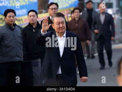 (250308) -- SÉOUL, 8 mars 2025 (Xinhua) -- Yoon Suk-yEOL fait signe à ses partisans après sa libération devant le Centre de détention de Séoul à Uiwang, Corée du Sud, le 8 mars 2025. Le président sud-coréen Yoon Suk-yEOL a été libéré samedi alors que l'accusation avait décidé de ne pas faire appel de l'approbation de la libération d'un tribunal. Yoon est descendu d'un véhicule noir et est sorti du centre de détention de Séoul à Uiwang, à environ 20 km au sud de Séoul, agitant la main et s'inclinant devant ses partisans qui se tenaient le long de la route, a montré des images télévisées. Après être arrivé à la résidence présidentielle dans le centre de Séoul, lea a été destitué Banque D'Images