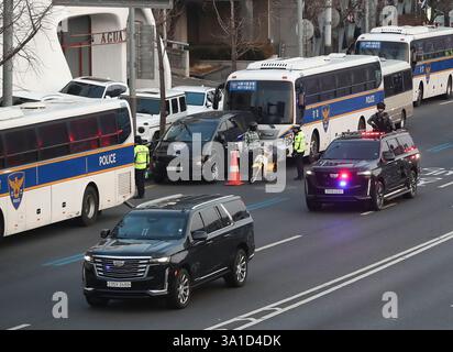 (250308) -- SÉOUL, 8 mars 2025 (Xinhua) -- Un véhicule transportant Yoon Suk-yEOL arrive à proximité de la résidence présidentielle à Séoul, Corée du Sud, le 8 mars 2025. Le président sud-coréen Yoon Suk-yEOL a été libéré samedi alors que l'accusation avait décidé de ne pas faire appel de l'approbation de la libération d'un tribunal. Yoon est descendu d'un véhicule noir et est sorti du centre de détention de Séoul à Uiwang, à environ 20 km au sud de Séoul, agitant la main et s'inclinant devant ses partisans qui se tenaient le long de la route, a montré des images télévisées. Après être arrivé à la résidence présidentielle dans le centre de Séoul, le chef destitué Banque D'Images