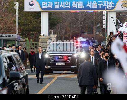 (250308) -- SÉOUL, 8 mars 2025 (Xinhua) -- Yoon Suk-yEOL exprime sa gratitude à ses partisans après sa libération devant le Centre de détention de Séoul à Uiwang, Corée du Sud, le 8 mars 2025. Le président sud-coréen Yoon Suk-yEOL a été libéré samedi alors que l'accusation avait décidé de ne pas faire appel de l'approbation de la libération d'un tribunal. Yoon est descendu d'un véhicule noir et est sorti du centre de détention de Séoul à Uiwang, à environ 20 km au sud de Séoul, agitant la main et s'inclinant devant ses partisans qui se tenaient le long de la route, a montré des images télévisées. Après être arrivé à la résidence présidentielle dans le centre de Séoul, le Banque D'Images