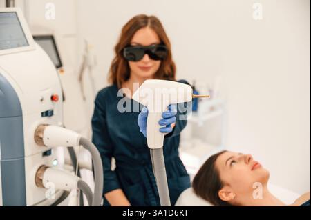 Procédure de photo-rajeunissement à la clinique de cosmétologie. La femme reçoit le massage matériel LPG dans le salon de beauté. Banque D'Images