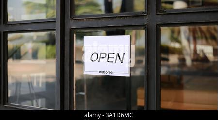 un panneau indiquant ouvert est sur une porte Banque D'Images