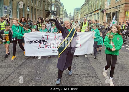Glasgow, Écosse, Royaume-Uni. 8 mars 2025. La parade inaugurale de la St patrick a vu le seigneur prévôt Jacqueline McLaren accueillir les grandes foules dans le centre-ville marcher vers la ville marchande. Crédit Gerard Ferry /Alamy Live News Banque D'Images
