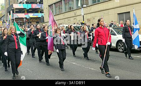 Glasgow, Écosse, Royaume-Uni. 8 mars 2025. La parade inaugurale de la St patrick a vu le seigneur prévôt Jacqueline McLaren accueillir les grandes foules dans le centre-ville marcher vers la ville marchande. Crédit Gerard Ferry /Alamy Live News Banque D'Images