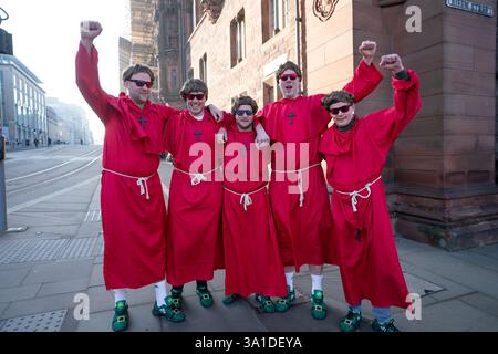 Édimbourg, Écosse, Royaume-Uni. 8 mars 2025. Les supporters gallois de rugby vêtus de moines rouges se rendent au Scottish Gas Murrayfield Stadium pour voir le pays de Galles affronter l'Écosse dans le championnat des 6 Nations. Iain Masterton/Alamy Live News Banque D'Images
