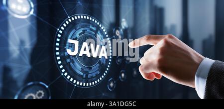 Homme d'affaires clique sur le concept d'application de langage de programmation Java sur l'écran virtuel. Banque D'Images