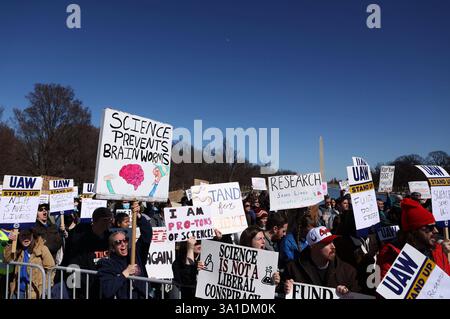 Des manifestants participent au rassemblement Stand Up for Science à Washington, District of Columbia, États-Unis. Les manifestants se rassemblent lors d'un rassemblement Stand Up for Science devant le Lincoln Memorial sur le National Mall à Washington DC, le 7 mars 2025. Le rassemblement a été convoqué pour protester contre Elon Musks Department of Government Efficiency DOGE et l'administration Trump qui ont proposé de réduire le financement des agences fédérales et des instituts de recherche médicale. Washington DC USA Copyright : xMatrixxImagesx/xGentxShkullakux Banque D'Images