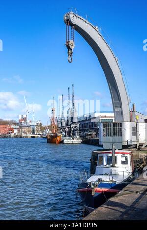 Poutre de caisson en fer forgé Fairbairn grue à vapeur Stothert & Pitt le quai à Wapping Wharf dans le port flottant bristol port uk Banque D'Images