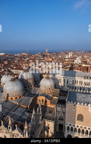 Ville de Venise en Italie. Vue ci-dessus, Basilique Mark et Palais des Doges, paysage urbain avec San Marco et Castello quartiers. Banque D'Images