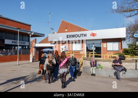 Gare centrale d'Exeter par une journée ensoleillée avec les navetteurs approchant Banque D'Images