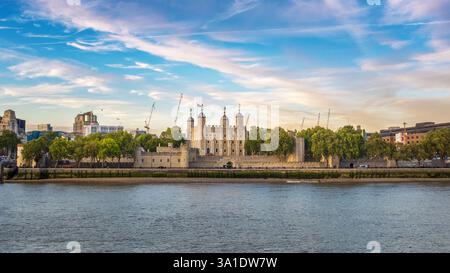 La célèbre Tour Blanche et la Tour de Londres au crépuscule, vues depuis Southbank de l'autre côté de la Tamise. Attraction touristique historique populaire sur une somme Banque D'Images