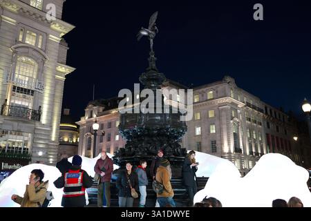 Piccadilly un : sculpture branchée entourant la statue d'Eros à Piccadilly Circus, Londres Banque D'Images