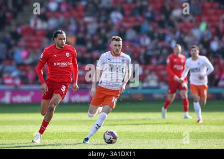 Barnsley, Royaume-Uni. 08 mars 2025. Sonny Carey de Blackpool rompt avec la balle tracée bt Jon Russell de Barnsley lors du match de la Sky Bet League 1 Barnsley vs Blackpool à Oakwell, Barnsley, Royaume-Uni, le 8 mars 2025 (photo par Mark Cosgrove/News images) à Barnsley, Royaume-Uni le 3/8/2025. (Photo de Mark Cosgrove/News images/SIPA USA) crédit : SIPA USA/Alamy Live News Banque D'Images