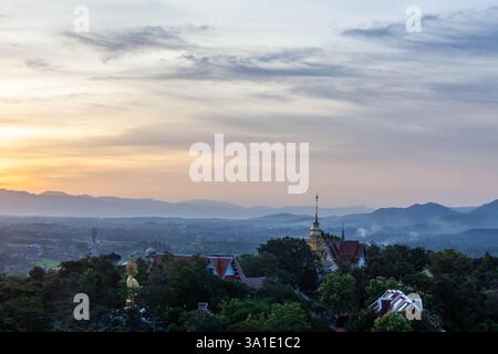 Vue sur le temple Doi Saket et paysage du nord de la Thaïlande près de la ville de Chiang mai. Banque D'Images
