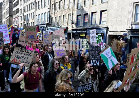 Édimbourg, Écosse, Royaume-Uni. 8 mars 2025. Manifestation et activités pour la Journée internationale de la femme sur le Royal Mile avec une marche au parlement écossais et un rassemblement. Crédit : Craig Brown/Alamy Live News Banque D'Images