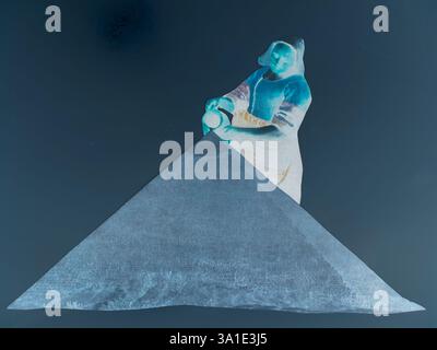 Art de collage conceptuel auto-fait de la femme de chambre de lait versant du lait dans une pyramide, Mülheim-Ruhr, NRW, Allemagne , sur 03.03.2025 Banque D'Images