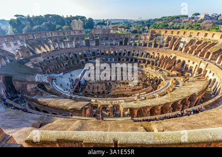 Le célèbre Colisée dans la matinée vu du grenier. Photo prise le 11 février 2025 à Rome, Latium, Italie. Banque D'Images