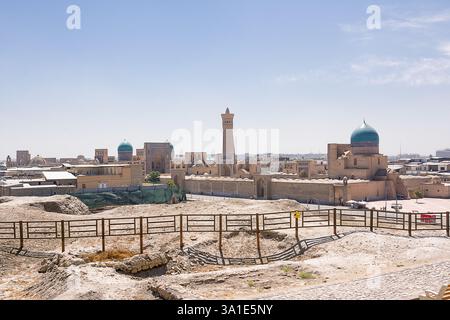 Boukhara, Ouzbékistan - 09 juillet 2024 : vue sur le complexe de la Madrassah et le minaret depuis les murs de l'Arche de Boukhara Banque D'Images