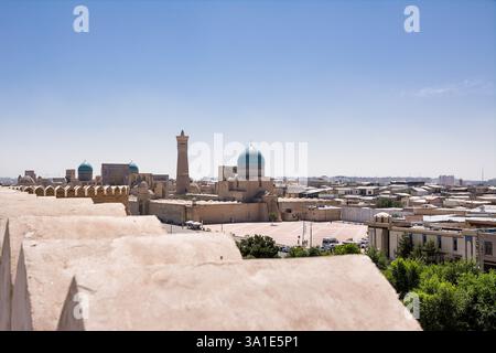 Boukhara, Ouzbékistan - 09 juillet 2024 : vue sur le complexe de la Madrassah et le minaret depuis les murs de l'Arche de Boukhara Banque D'Images