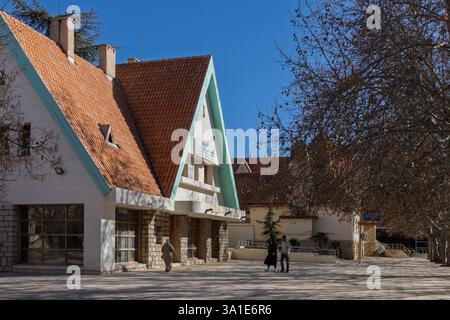 Ifrane, une ville marocaine dans les montagnes du moyen Atlas, a été fondée en 1929 et est une destination de station de ski populaire. Banque D'Images