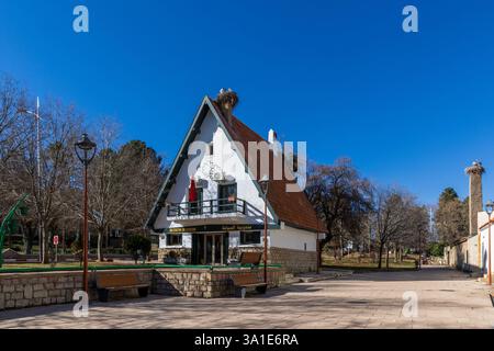 Ifrane, une ville marocaine dans les montagnes du moyen Atlas, a été fondée en 1929 et est une destination de station de ski populaire. Banque D'Images