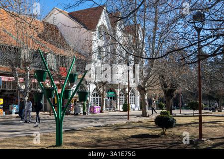 Ifrane, une ville marocaine dans les montagnes du moyen Atlas, a été fondée en 1929 et est une destination de station de ski populaire. Banque D'Images