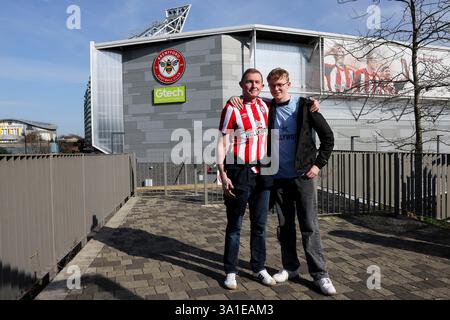 8 mars 2025 ; Gtech Community Stadium, Brentford, Londres, Angleterre; premier League Football, Brentford contre Aston Villa ; les fans de Brentford devant le Gtech Community Stadium avant le coup d'envoi Banque D'Images
